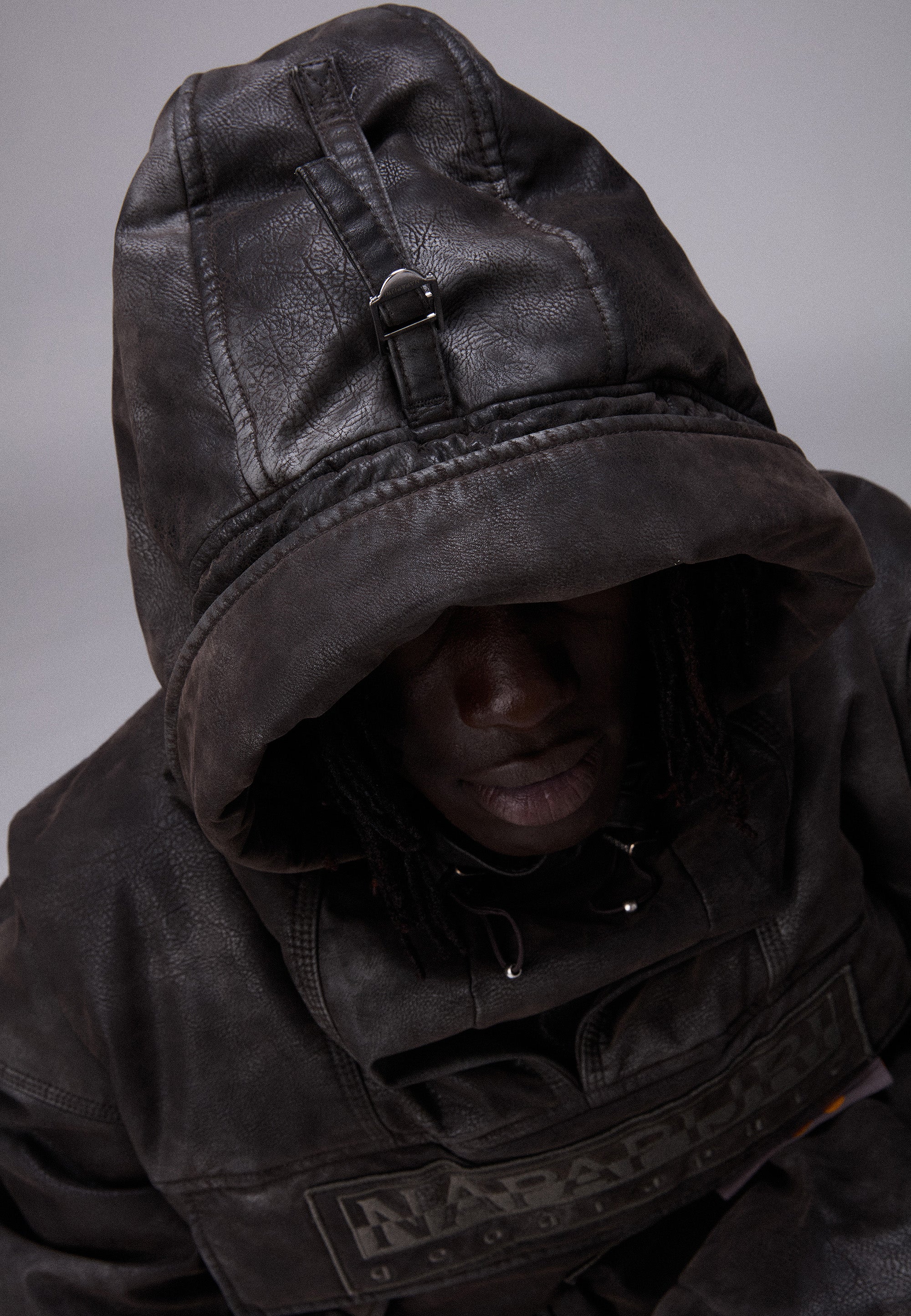 GNU LOGO ANORAK JACKET Sサイズ ダークグレー King Gnu LOGO ANORAK JACKET ブラック L 【公式通販】